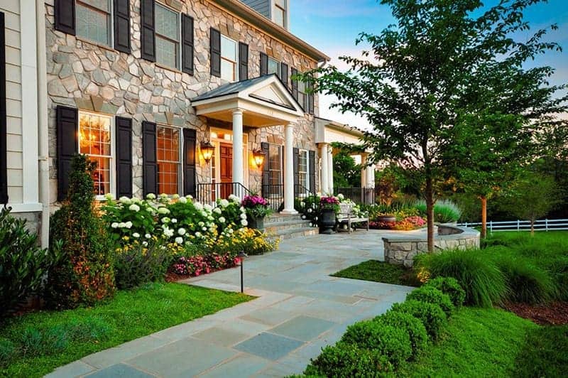 bon-cay-truoc-nha-mang-phong-cach-chau-au