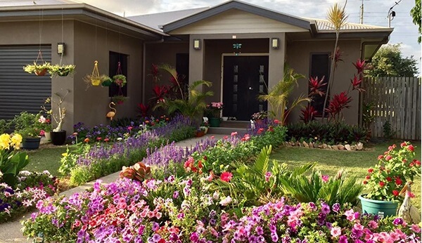 bon-hoa-truoc-nha-dep