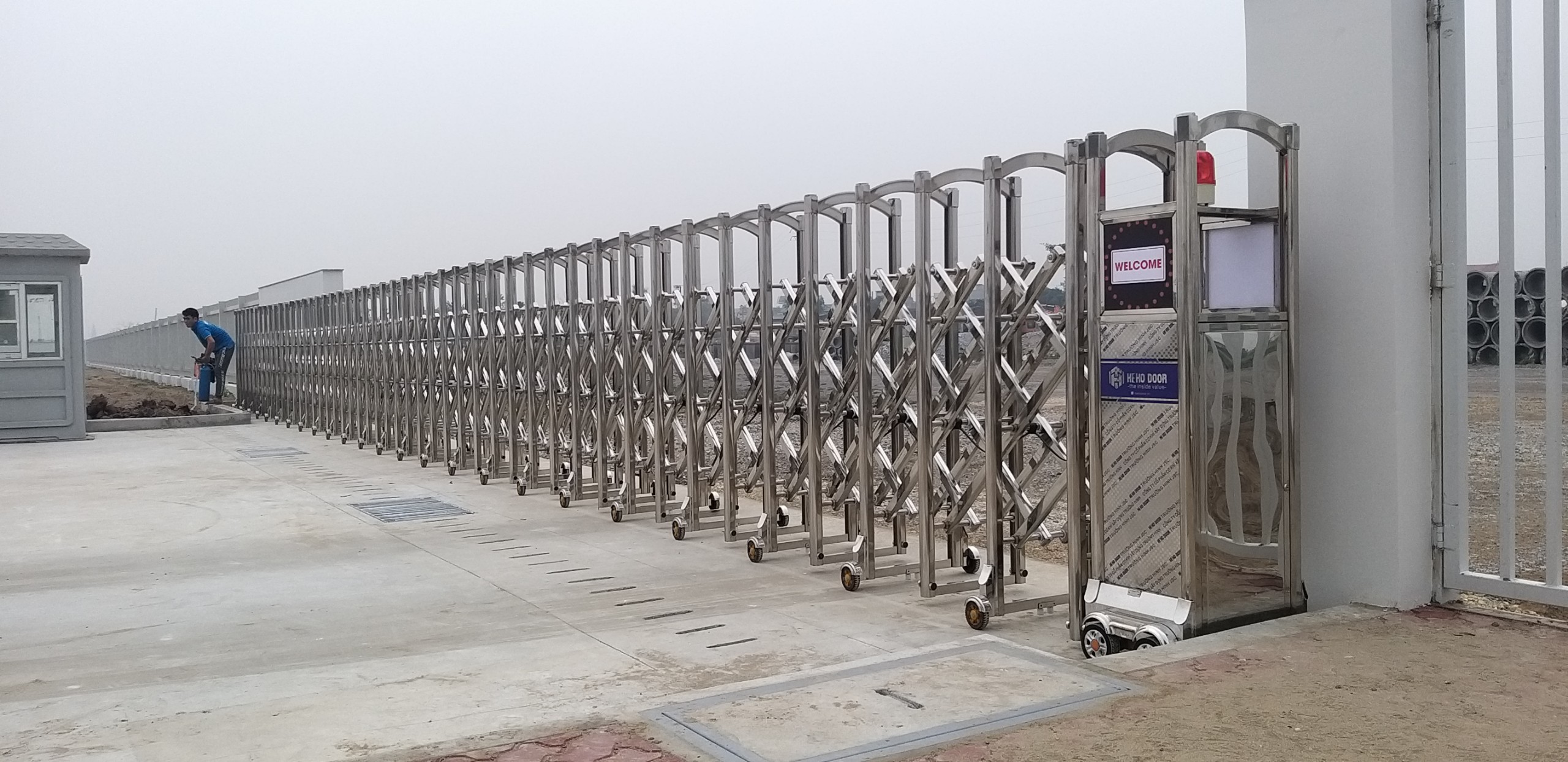 Giải đáp 6 câu hỏi lớn về cổng xếp inox mà người mua quan tâm