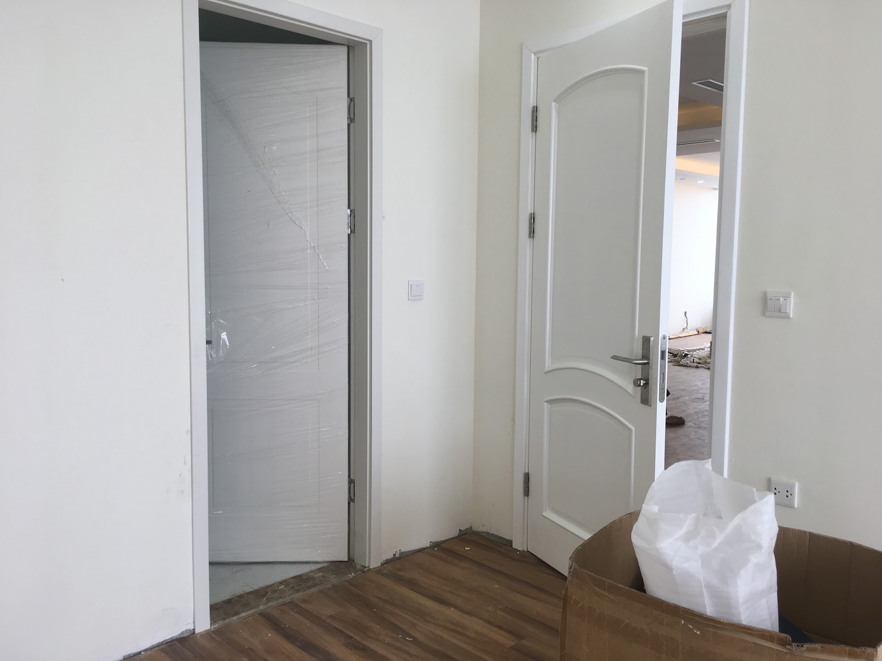 Cửa gỗ công nghiệp hay cửa gỗ tự nhiên