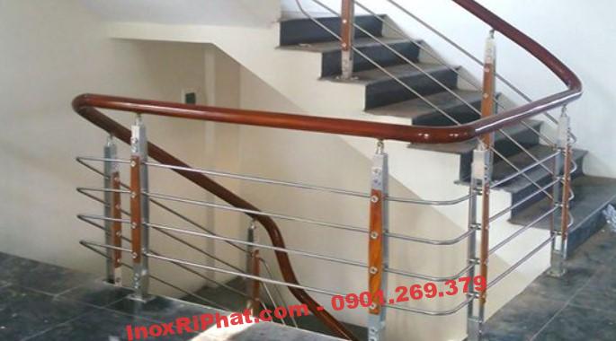 lan can cầu thang inox tay vịn gỗ