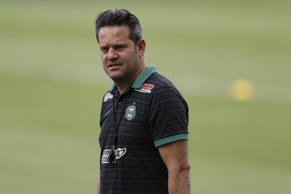 Coritiba demite o técnico Argel Fucks
