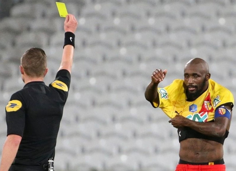 Khám phá những pha phạm lỗi mới nhất trong bóng đá ngày hôm nay